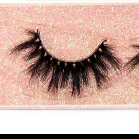 NWT 100% Mink Lashes - Picture 2 of 2